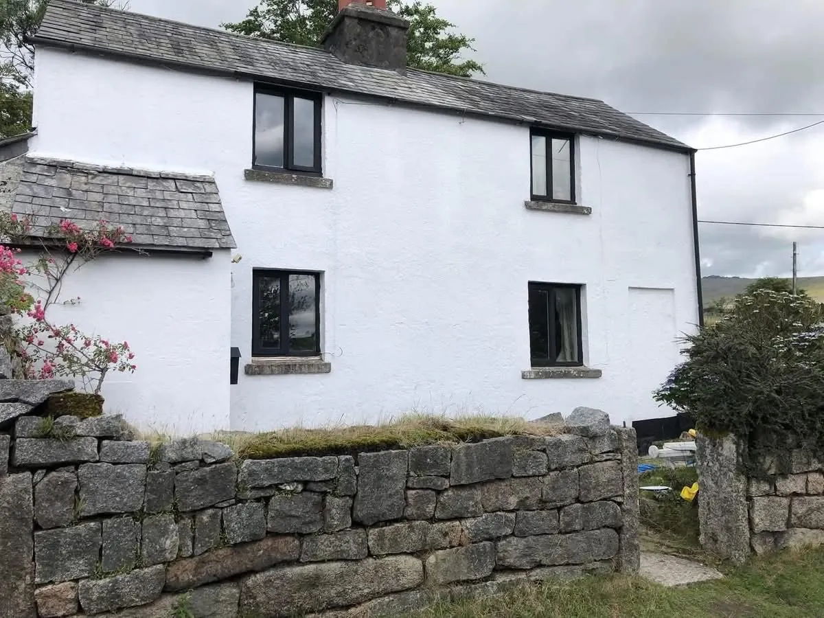 Render repair and exterior repaint of a cottage in Kingsbridge